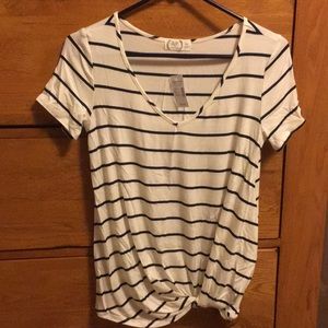 Maurice’s size xs 24/7 tee!